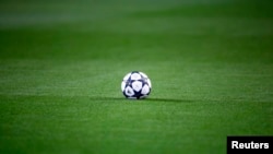 Un balle sur la pelouse en attendant le coup d'envoi d'un match entre le Borussia Dortmund et le Sporting Lisbon à Iduna Park, le 11 février 2016.