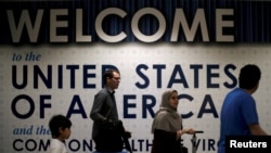 Des passagers arrivent à l'aéroport de Washington DC, le 26 juin 2017.