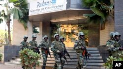 Les forces de sécurité maliennes en patrouille devant l'hôtel Radisson Blu à Bamako, Mali, 21 novembre 2015. (AP Photo/Jerome Delay)