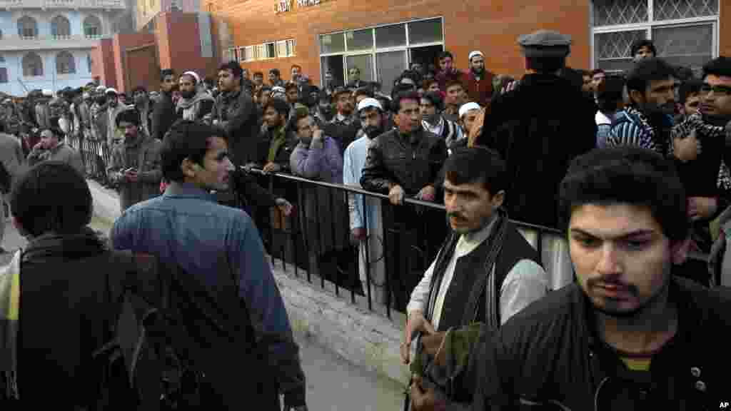 Une se rassemble dans un hôpital où les victimes d&#39;une attaque des talibans sont traités à Peshawar, au Pakistan, le 16 décembre 2014.