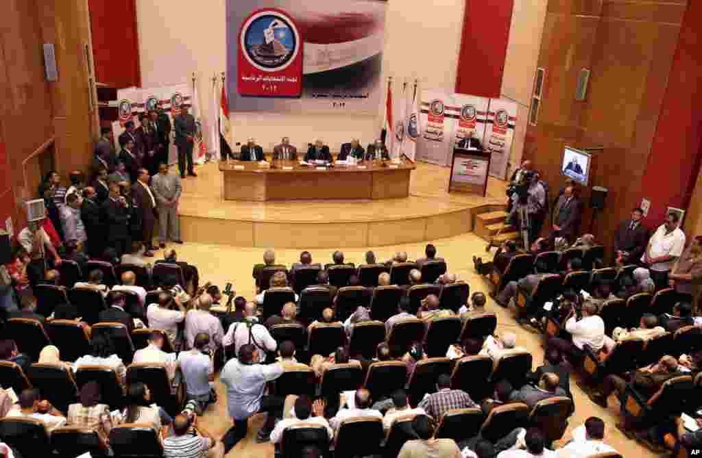 Egypt's election committee announces the result of the presidential election at the State Information Service headquarters in Cairo, Egypt, June 24, 2012. (AP)