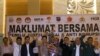 Komite Independen Pemantau Pemilu (KIPP) menyelenggarakan pernyataan sikap dan penandatangan Maklumat Bersama pemilu yang jurdil damai, dan anti korupsi, bersama KPU, Bawaslu dan partai peserta pemilu, 6 Feb 2014 (VOA/Andylala)