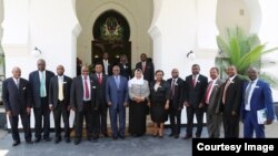 Rais John Pombe Magufuli, Makamu wa Rais Samia Suluhu Hassan na Waziri Mkuu Mhe Kassim Majaliwa na watendaji wakuu wa Ofisi ya Mdhibiti na Mkaguzi Mkuu wa hesabu za serikali Mussa Assad kutoka kwa Mkaguzi na Mdhibiti Mkuu wa Hesabu za Serikali Professa Mussa Assad Machi, 2016.