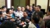 Menteri Sekretaris Negara Sudi Silalahi berbicara pada jurnalis usai pertemuan dengan KPK dan Polri di Wisma Negara. (VOA/A. Waluyo)