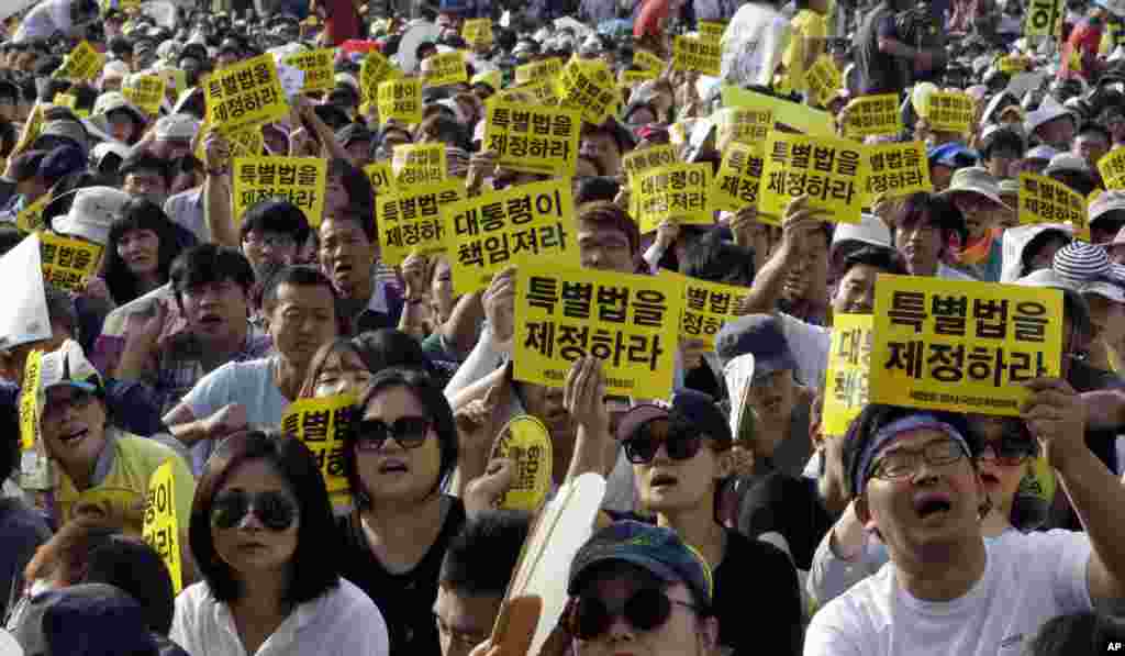 South Koreans hold a rally to demand a government inquiry into the sinking of the sunken ferry, Sewol. Pope Francis met privately with about a dozen relatives of the dead as well as survivors of South Korea's April ferry disaster, in Seoul, South Korea, Aug. 15, 2014.