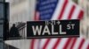 El letrero de Wall Street se muestra en la Bolsa de Valores de Nueva York (NYSE) en el distrito de Manhattan de la ciudad de Nueva York