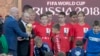 Президент Путін та президент FIFA з кубком світу на стадіоні у Москві 9 веревня 2017р.