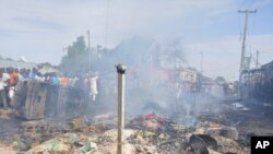 Des passants rassemblés sur le site d'un attentat-suicide à maiduguri (Archives)