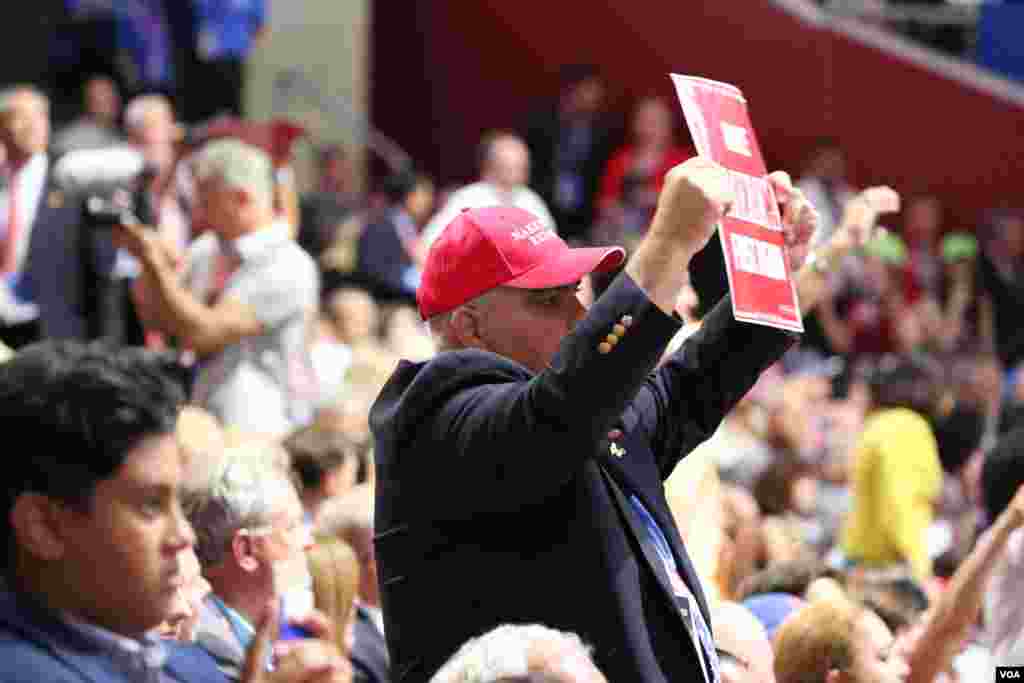 Delegates boo after Texas Senator Ted Cruz declines to endorse Donal Trump as the Republican party's presidential nominee, at the Republican National Convention in Cleveland, Ohio, July 20, 2016. (Photo: A. Shaker / VOA)