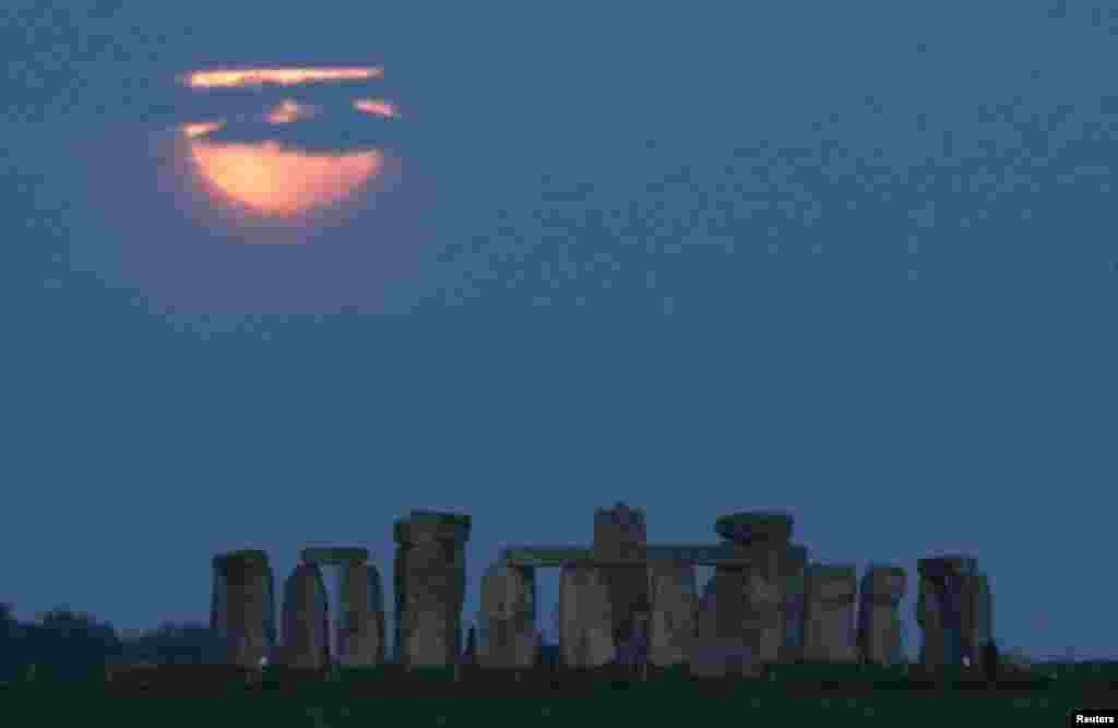 La superluna de sangre sobre el círculo de piedra Stonehenge, en el Reino Unido.