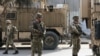 Tentara Inggris yang menjadi bagian misi keamanan NATO, Resolute Support Mission, tiba di lokasi serangan di Kabul, Afghanistan, 6 Maret 2020. 