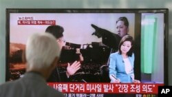 韩国人观看播报朝鲜发射导弹的电视新闻。（2013年5月20日）