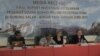 Ketua Komite Nasional Keselamatan Transportasi (KNKT), Tatang Kurniadi (dua dari kiri) bersama Duta Besar Rusia untuk Indonesia Mikhail Yurievich Galuzin (paling kanan). (VOA/A. Waluyo)