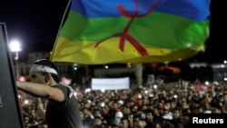 Des manifestants rassemblés à Al-Hoceïma protestent contre l’injustice et la corruption, au Maroc, 18 mai 2017.