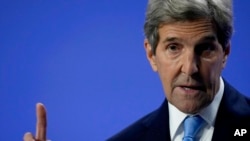 Utusan Khusus Urusan Iklim AS John Kerry saat berpidato di KTT Perubahan Iklim PBB (COP26) di Glasgow, Skotlandia, 10 November 2021. (AP Photo/Alastair Grant)