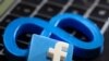 El logo de Meta y Facebook impresos en 3D son puestos encima de un teclado. Noviembre 2, 2021.