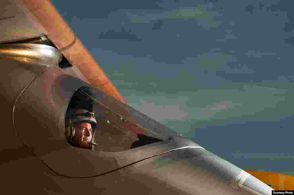 Bertrand Pikkard 2011-c ildə "Solar Impulse"ı idarə edərkən