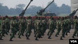 Pameran kekuatan pasukan TNI AD dalam Peringatan HUT TNI ke 67 di Bandara Halim Perdanakusuma Jakarta, 5 Oktober 2012 (foto: VOA/Andylala). 