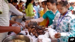 Cambodian garment workers buy some cheap food for their lunch in front of the factory in downtown of Phnom Penh, file photo. 