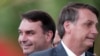 El senador brasileño Flavio Bolsonaro sonríe junto al presidente brasileño Jair Bolsonaro después del lanzamiento de un nuevo partido político, la Alianza por Brasil (APB) en Brasilia, el 21 de noviembre de 2019.