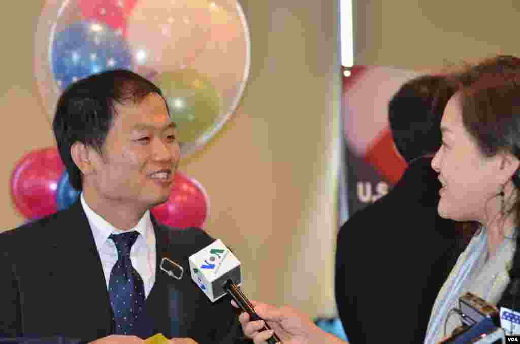 Oh Se-hyek, a North Korean defector, said "It is difficult to choose which candidate to favor. But it seems like the U.S. is good at carrying out policy consistently under Obama, especially towards North Korea." (Y. Kim/VOA) 