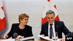 Президентка Швейцарії Віола Амхерд та міністр закордонних справ Ігнаціо Кассіс беруть участь у пресконференції, присвяченої саміту щодо миру в Україні, у Берні 10 червня 2024 року. Швейцарія проведе саміт 15-16 червня за участі світових лідерів. (Фото: STEFAN WERMUTH / AFP)
