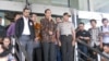 Capres Joko Widodo didampingi ketua KPK Abraham Samad setelah melakukan verifikasi kekayaan di KPK (26/6). (VOA/Andylala Waluyo)
