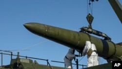 На фото, опублікованому пресслужбою Міноборони Росії 2 лютого 2024 року, завантаження ракету "Іскандер" на мобільну пускову установку. Ці ракетні комплекси, згідно із російськими заявами, здатні нести ядерний боєзаряд. Russian Defense Ministry Press Service via AP