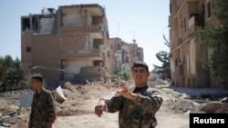Des combattants kurdes à Raqqa, Syrie, 27 juin 2017. 