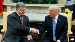 Президент Порошенко з президентом Трампом в Овальному кабінеті Білого дому у Вашингтоні 20 червня 2017 р. 