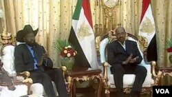 Presiden Sudan Selatan Salva Kiir (kiri) dan Presiden Sudan Omar Hassan al-Bashir (foto: dok.).