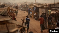 Un enfant marche dans le camp de déplacés M'Poko près de l'aéroport de Bangui en Centrafrique, le 13 février 2016.