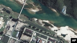 Space Imaging Asia提供的卫星照片所显示的朝鲜宁边核基地(2002年8月13日)