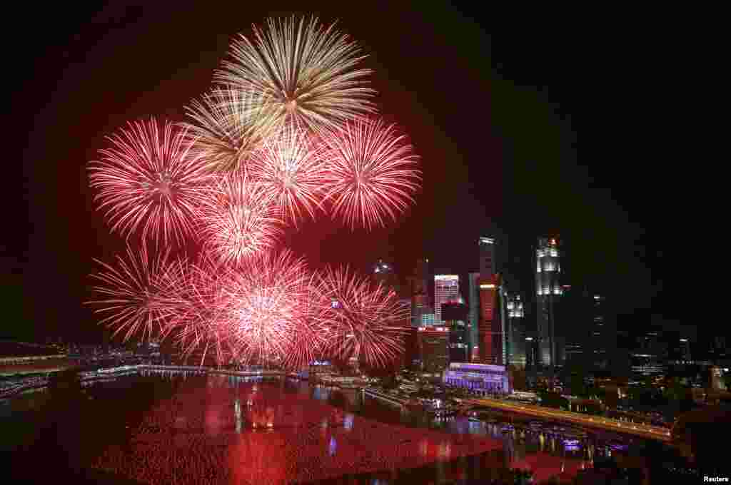 An cilla Knockout a sararin saman Marina Bay da ke kasar Singapore Yayinda suka shiga sabuwar shekara.&nbsp;