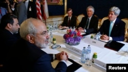Menteri Luar Negeri Iran Mohammad Javad Zarif (kiri) Menteri Luar Negeri AS John Kerry (kanan) dalam pembicaraan di Wina (13/7).