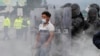 Un manifestante se para en medio de una nube de gases lacrimógenos en el primer día de una huelga nacional para protestar por el aumento de los precios de la gasolina y las políticas del presidente de Ecuador, Guillermo Lasso, en Saquisilí, Ecuador, el martes 26 de octubre.