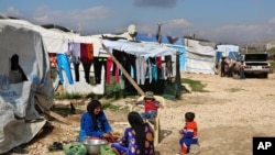 Des Syriennes préparent le repas pour la famille, dans la ville libanaise de Bar Elias, le 29 mars 2016. 