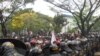 Kepolisian Jaga Ketat aksi massa buruh di kawasan industri Cikarang dalam peringatan May Day 2014 (VOA/Andylala).