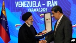 Rais wa Iran Ibrahim Raisi (Kushoto), akiwa na mwenzake wa Venezuela, Nicolas Madura mjini Caracas, Jumatatu.