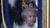 La Reina Isabel II abandona el palacio de Buckingham, en Londres, en su carruaje real, el 21 de abril de 2016.