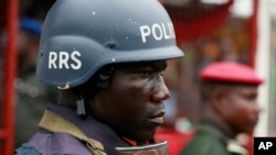 Un officier de police à Lagos, Nigeria, le 1er mai 2014.