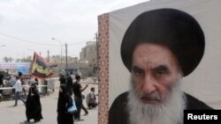 عکسی از آیت الله سیستانی بر یک دیوار