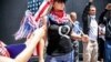 Miembros de QAnon protestan durante un acto para lograr la reapertura de California tras las medidas de confinamiento. Youtube ha retirado de su plataforma vídeos con teorías falsas de conspiración.