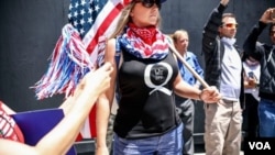 Miembros de QAnon protestan durante un acto para lograr la reapertura de California tras las medidas de confinamiento. Youtube ha retirado de su plataforma vídeos con teorías falsas de conspiración.