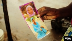 Esther Yakubu tient une photo de sa fille, Dorcas Yakubu, enlevée par les islamistes à Chibok au Nigeria. (VOA / C.Oduah)