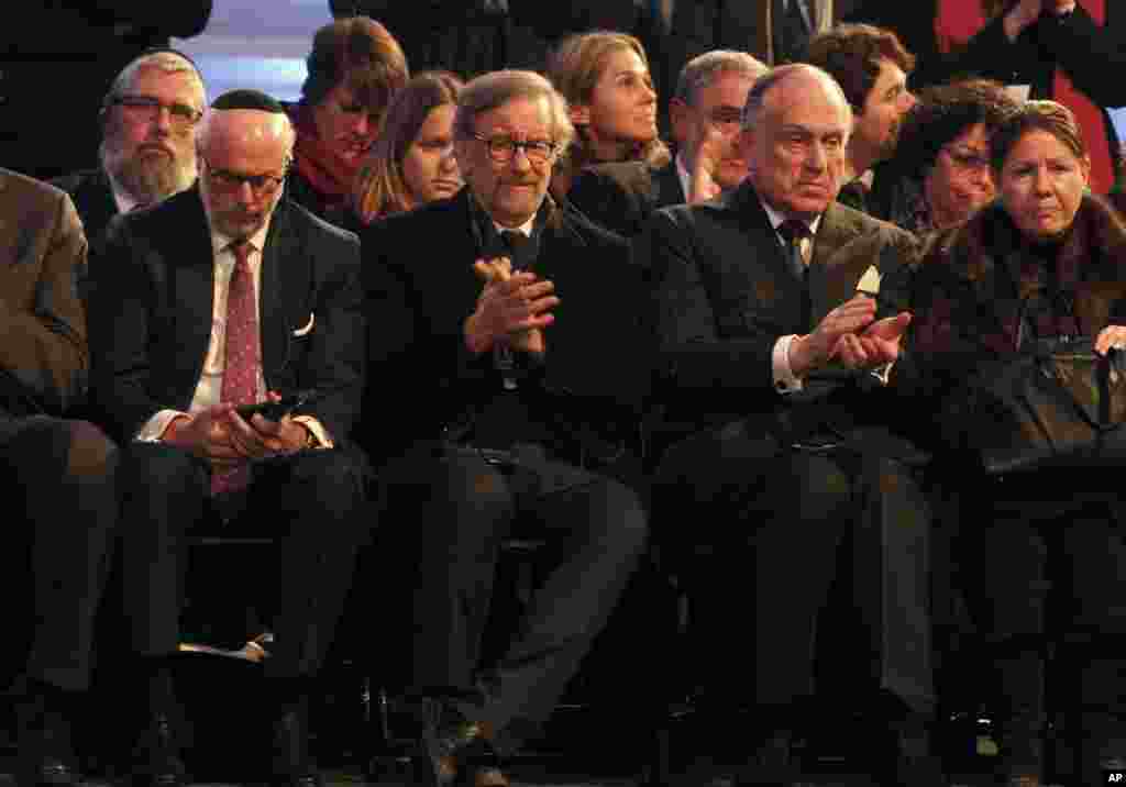 Sutradara Steven Spielberg (baris depan, kedua dari kiri) hadir di upacara peringatan resmi di bekas kamp Nazi Birkenau di Oswiecim, Polandia (27/1). (AP/Czarek Sokolowski)