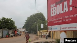 Sebuah billboard dengan peringatan mengenai wabah Ebola di Conakry, Guinea (foto: dok). Hanya Guinea yang mencapai target pemberantasan ebola WHO sebelum 1 Desember 2014.