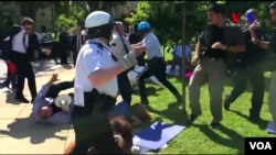 Polisi Washington D.C. mencoba melerai bentrokan antara pemrotes dan pendukung Presiden Turki Recep Tayyip Erdogan di dekat kediaman duta besar Turki, 16 Mei 2017. 
