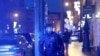 Полицейский в центре Праги вечером 21 декабря 2023 года