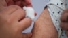 Una mujer en el momento de ser inoculado, como parte de la campaña de vacunación contra la gripe, en Santiago de Chile, el 5 de abril de 2021.